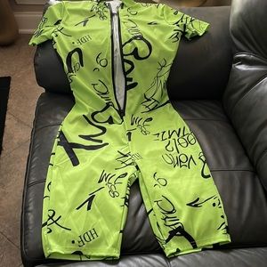 NWOT neon/blk ltr print romper.